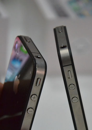 iphone4s開售，青島iphone4s真機(jī)實(shí)拍，銷售員介紹iphone4s套餐及辦理方法