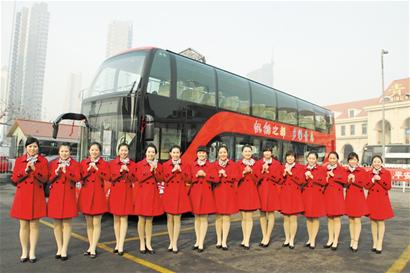 青島觀光巴士美女服務(wù)員紅裝驚艷 不懼嚴(yán)寒露美腿 青島觀光巴士美女服務(wù)員紅裝驚艷 不懼嚴(yán)寒露美腿