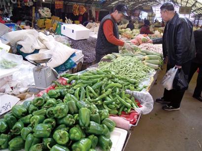 青島今年辦年貨多掏3成錢(qián) 菜肉海鮮水果市場(chǎng)白熱化