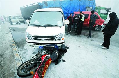 昨霧雪夾擊青島高速變溜冰場(chǎng) 多車(chē)連撞連發(fā)20余起