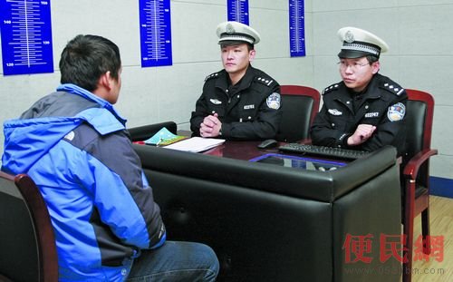 鄭某正在青島膠南接受警方審查。