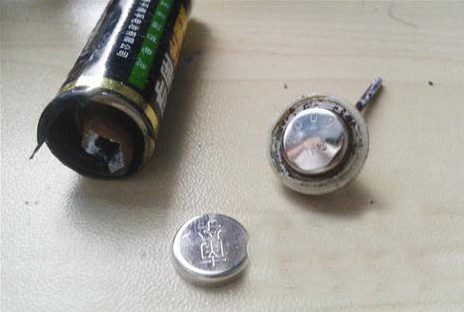 這個(gè)電池突然爆炸，把自己的“屁股”炸開了