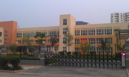 省實驗幼兒園新園區(qū)還沒掛牌就遭遇捐贈費事件，業(yè)主們擔(dān)心幼兒園會因此事撤出小區(qū)