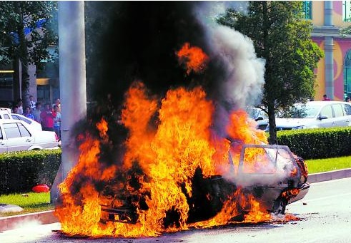 雖然消防人員很快將火撲滅,但捷達(dá)車仍被燒得只剩下空殼。