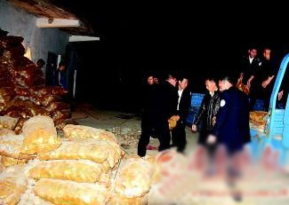 執(zhí)法人員深夜對土豆作坊內(nèi)的土豆進行了查封。