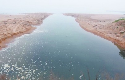 污水沿著這條人工挖開的河道匯入大海。