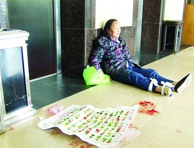 電梯里擠滿老人，猛地一顛，迅速墜落。