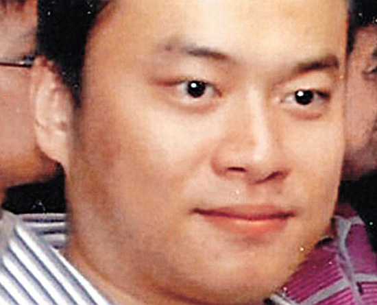 在新加坡撞車的限量版法拉利，車主為四川富豪馬馳，其妻子為四川電視臺前新聞主播何婷婷