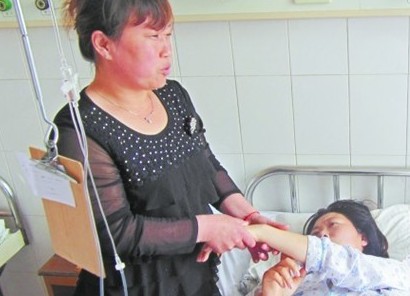 家人正在給初女士按摩，并不時開導(dǎo)她。