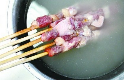 肉串泡在熱水中后，清水變成了'濃湯'。