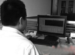 民警正在查看證據(jù),錄像是受害人錄制的交易過(guò)程。