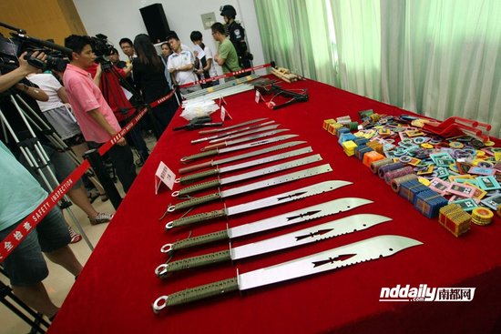 昨日，廣州警方展示繳獲的仿制槍支和毒品。