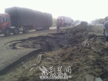 高速黑火藥貨車(chē)爆炸2死4傷