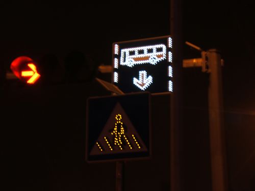 青島嘗試主動發(fā)光標識 幫助司機夜間關(guān)掉遠光燈
