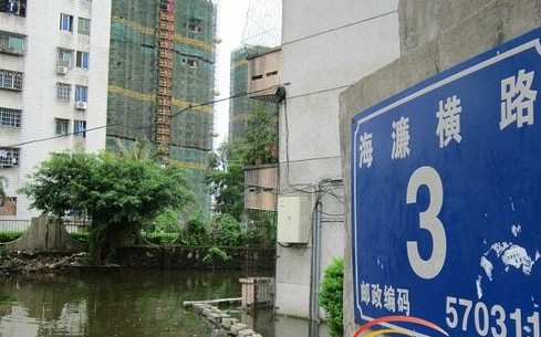 海濂橫路3號正門口，一眼望去全部是水，第一棟樓的居民們自行用大磚頭鋪路