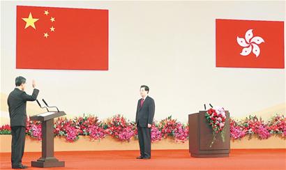香港特別行政區(qū)第四任行政長官梁振英宣誓就職，胡錦濤監(jiān)誓。