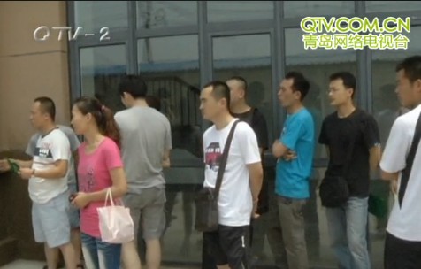 福順嘉苑不按期交房 五六十位業(yè)主圍堵小區(qū)門 福順嘉苑不按期交房 五六十位業(yè)主圍堵小區(qū)門