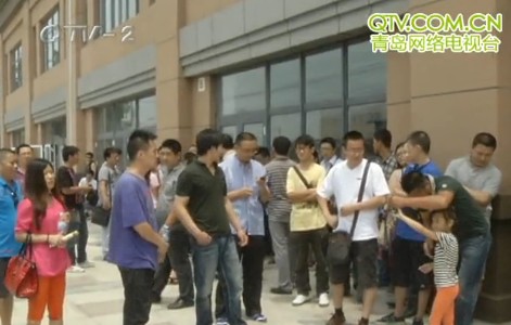 福順嘉苑不按期交房 五六十位業(yè)主圍堵小區(qū)門 福順嘉苑不按期交房 五六十位業(yè)主圍堵小區(qū)門