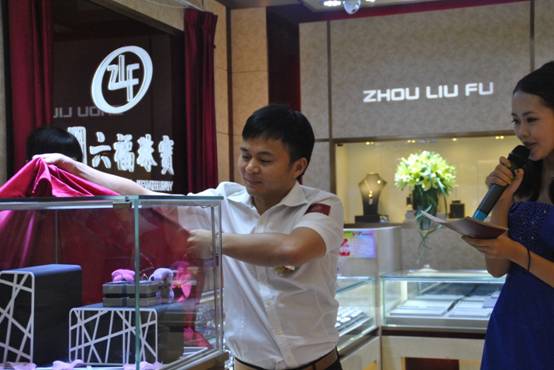 D:\張賽\太陽(yáng)百貨新店開(kāi)業(yè)\照片\公關(guān)照\(chéng)香港周六福珠寶集團(tuán)董事長(zhǎng)李偉柱先生啟動(dòng)“特別的愛(ài)，給特別的你”主題活動(dòng).JPG