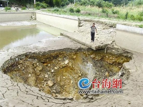 魚(yú)塘突現(xiàn)大坑 漩渦20分鐘吸光上千尾魚(yú) 魚(yú)塘突現(xiàn)大坑 漩渦20分鐘吸光上千尾魚(yú)