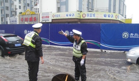青島交警李涌大雨天濕身執(zhí)勤爆紅 網友盛贊傳奇交警