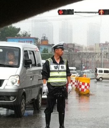 青島交警李涌大雨天濕身執(zhí)勤爆紅 網友盛贊傳奇交警