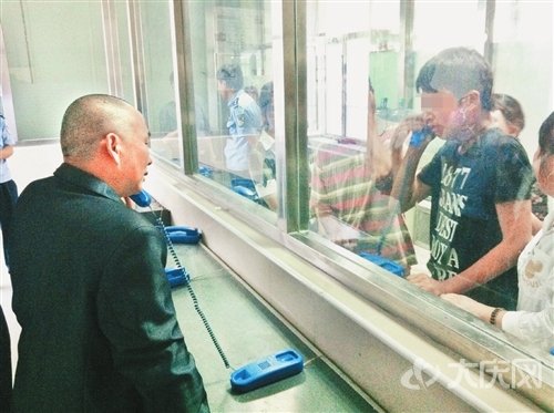 3年未見，父子倆見面時失聲痛哭