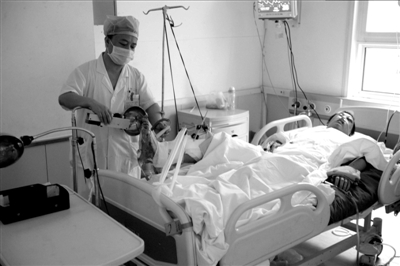 因救下自殺者而下肢重傷的李博亞在重癥監(jiān)護室內(nèi)接受救治。本報記者歐陽曉菲攝