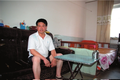 兒子被殺后，董恩悌一家搬出村子，在一個臨時地點蝸居了11年。