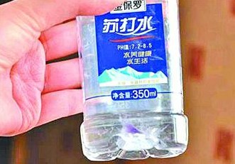 金保羅蘇打水現(xiàn)絮狀物 廠(chǎng)方不解釋?xiě)腋∥锍梢? align=