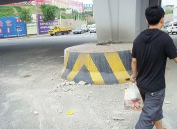 青島市民張先生昨天上午駕車行駛到長(zhǎng)沙路立交橋下時(shí)，兩塊長(zhǎng)5米、寬1米的水泥石板竟從立交橋上飛下