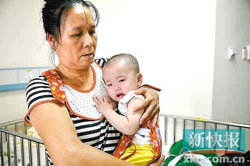 被掛錯藥的女嬰似乎受到了驚嚇。