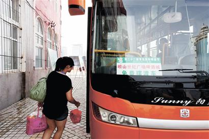 每天5千私家車逛青島啤酒城 路邊擁堵免費(fèi)停車場(chǎng)空閑