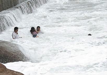 臺(tái)風(fēng)達(dá)維巨浪中青島3勇士搏命救女子 臺(tái)風(fēng)達(dá)維巨浪中青島3勇士搏命救女子