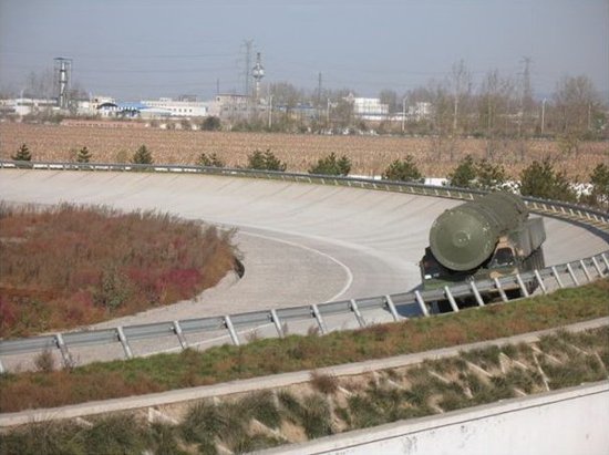 資料圖：解放軍某種未知型號的機動式導彈發(fā)射車試車，外界推測這就是DF-41洲際導彈系統(tǒng)使用的底盤