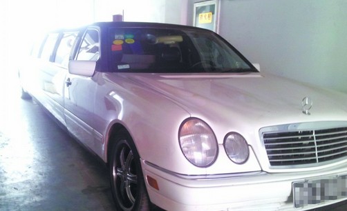 青島業(yè)內(nèi)人士揭豪華加長婚車 實(shí)為報廢車改裝