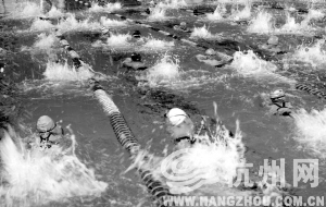 由于夏天游泳人數(shù)過多，有些游泳館限定進(jìn)場人數(shù)。攝影 韓丹