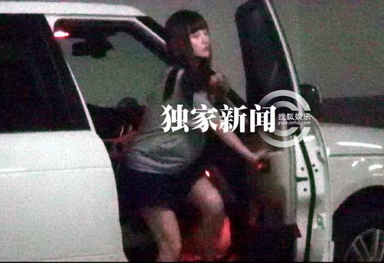 李小璐挺大肚逛商場 賈乃亮貼心陪護(hù)