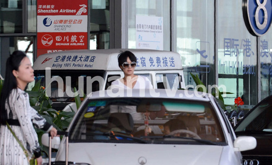 馬伊琍休閑裝回京文章接機(jī) 夫妻恩愛(ài)會(huì)友秀親昵