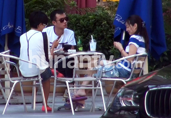 馬伊琍休閑裝回京文章接機(jī) 夫妻恩愛會友秀親昵