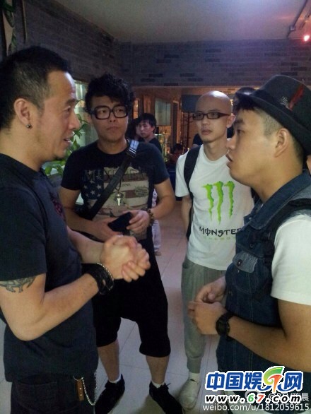 楊坤與隊(duì)內(nèi)選手