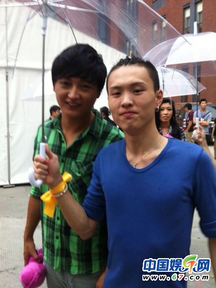 多亮和張瑋(后邊是曲婉婷)