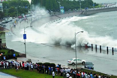 澳門(mén)路10米巨浪17年來(lái)首次 3路段海水洗車(chē)