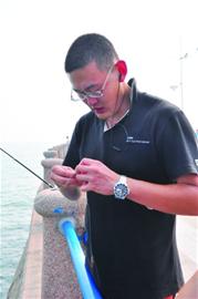 老太心情郁悶抱愛(ài)犬跳海