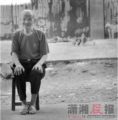 2012年6月28日,因為前一天摔了一跤,89歲的蔣梅初坐在凳子上讓記者為他拍照。