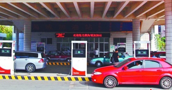 南京路一民營加油站油價有優(yōu)惠，不少車輛正在加油。