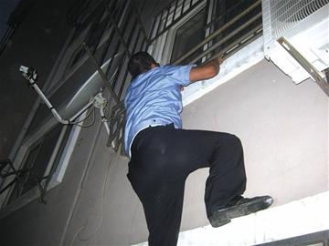 民警爬墻入戶(hù)關(guān)掉煤氣
