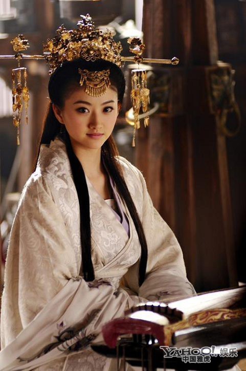 孫子大傳——景甜，本來景甜的美是甜美的小家碧玉，但是孫子大傳的造型做得大氣而古樸，效果反而比專門為景甜量身打造的戰(zhàn)國造型漂亮很多。