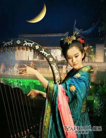 劉亦菲這樣子的裝扮很少見(jiàn)，卻很深刻。