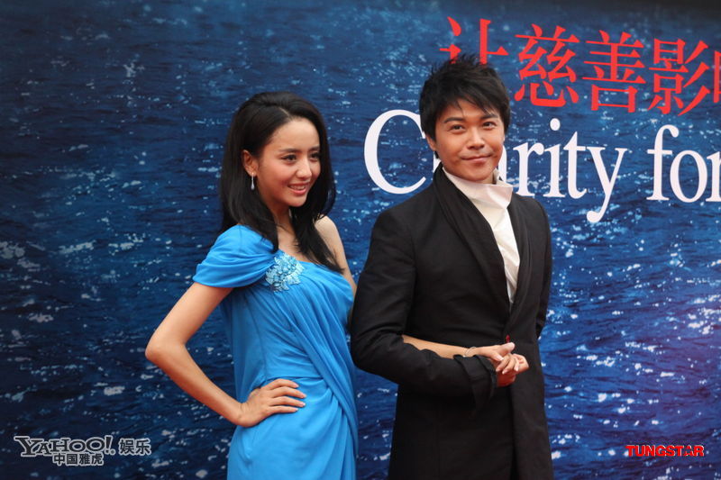9月1日晚，芭莎明星慈善夜在北京798藝術(shù)中心舉行。李晨張馨予甜蜜牽手，戀情曝光后正式公開亮相。